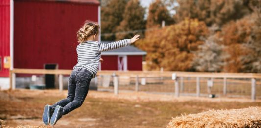 Trötta ut barnen med den enkla leken: ”Hoppa över floden” trötta ut barnen lek