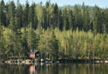 En sommarstuga på landet: Perfekt avslappning för familjen! sommarstuga på landet vid sjö