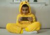 Föräldraskap när allt är digitalt: så hanterar du digital marknadsföring av spel och casinon barn spelar på mobilen pikachu