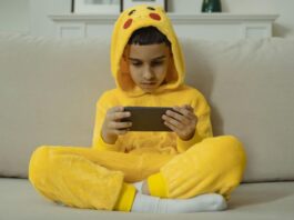 Föräldraskap när allt är digitalt: så hanterar du digital marknadsföring av spel och casinon barn spelar på mobilen pikachu