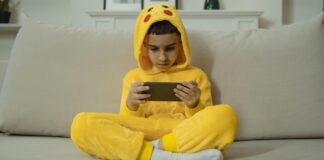 Föräldraskap när allt är digitalt: så hanterar du digital marknadsföring av spel och casinon barn spelar på mobilen pikachu