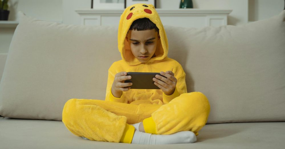 barn spelar på mobilen pikachu barn spelar på mobilen pikachu
