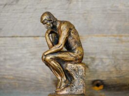 Så jämför du spelutbudet mellan olika licensierade casinon i Sverige tänkande statyett man