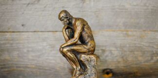 Så jämför du spelutbudet mellan olika licensierade casinon i Sverige tänkande statyett man