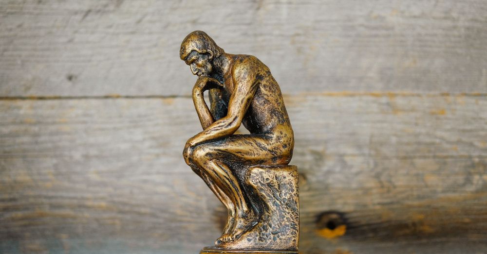 tänkande statyett man