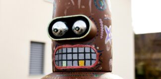 Artificiell intelligens hjälper onlinekasinon att anpassa spel faderligt robot brun