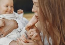 3 tips för att hålla relationen igång när man blivit föräldrar par med bebis