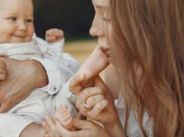 3 tips för att hålla relationen igång när man blivit föräldrar par med bebis