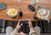 Pappas spelkväll – hur hemmakvällen förvandlades till ett livecasino man spelar tva spel med pizza och chips