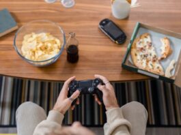 Pappas spelkväll – hur hemmakvällen förvandlades till ett livecasino man spelar tva spel med pizza och chips