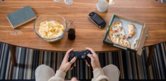 Pappas spelkväll – hur hemmakvällen förvandlades till ett livecasino man spelar tva spel med pizza och chips