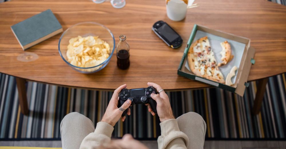 man spelar tva spel med pizza och chips man spelar tva spel med pizza och chips