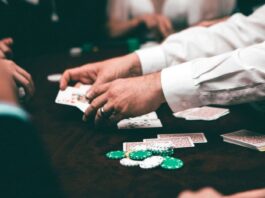 Brunsondynastins historia – det första far-son-paret med WSOP-armband pokerbord dealer marker kort